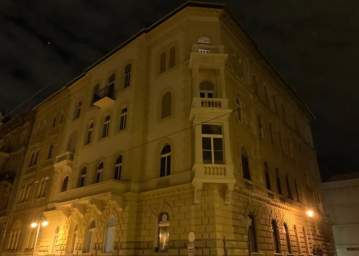 Luxury Artists On Varkert Bazaar
