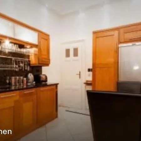 Luxury Artists On Varkert Bazaar