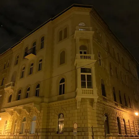 Luxury Artists On Varkert Bazaar