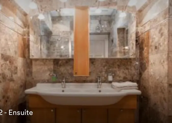 Luxury Artists On Varkert Bazaar *