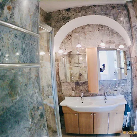 Luxury Artists On Varkert Bazaar * 부다페스트